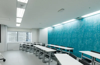 isi-shinjuku-prime-official-04 Школа японского языка ISI Shinjuku Prime — светлый учебный класс